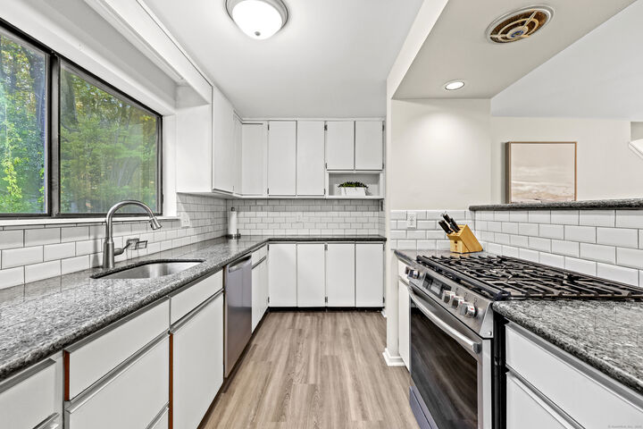 Property Photo: 13 Finch Run 13 CT 06001