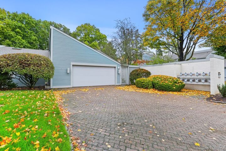 Property Photo: 402 Harvest Commons 402 CT 06880