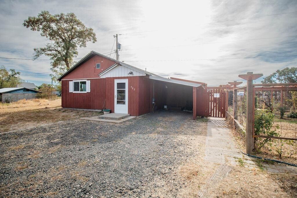 Property Photo:  727 W Palouse St  WA 99032
