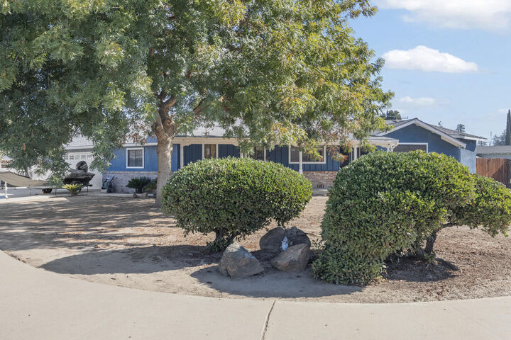 Property Photo: 2242 E Howard Avenue CA 93292