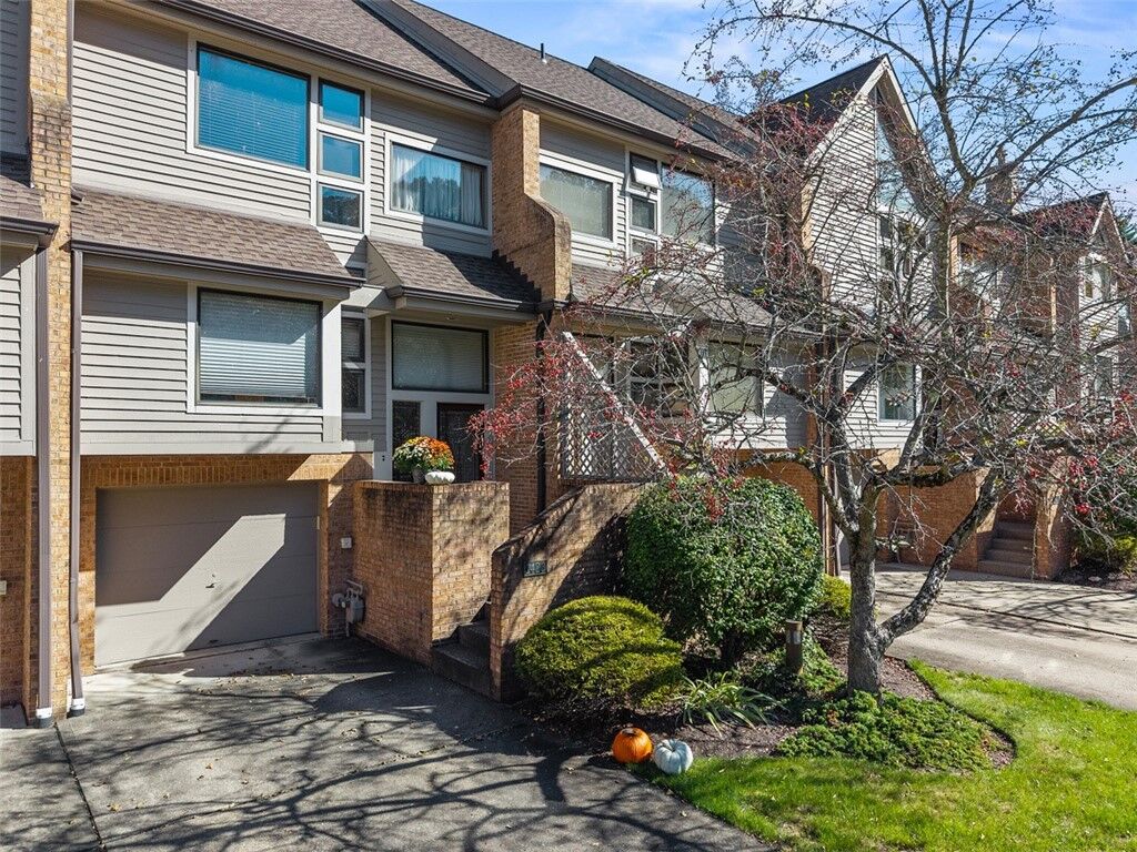 Property Photo:  1423 Towne Square Dr  PA 15101 