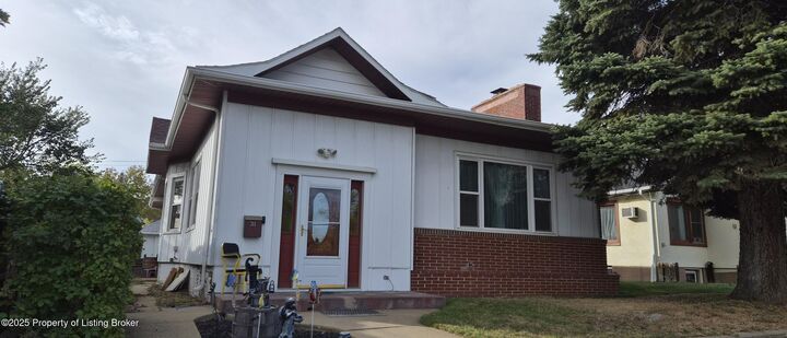 Property Photo: 311 4th Avenue W ND 58601