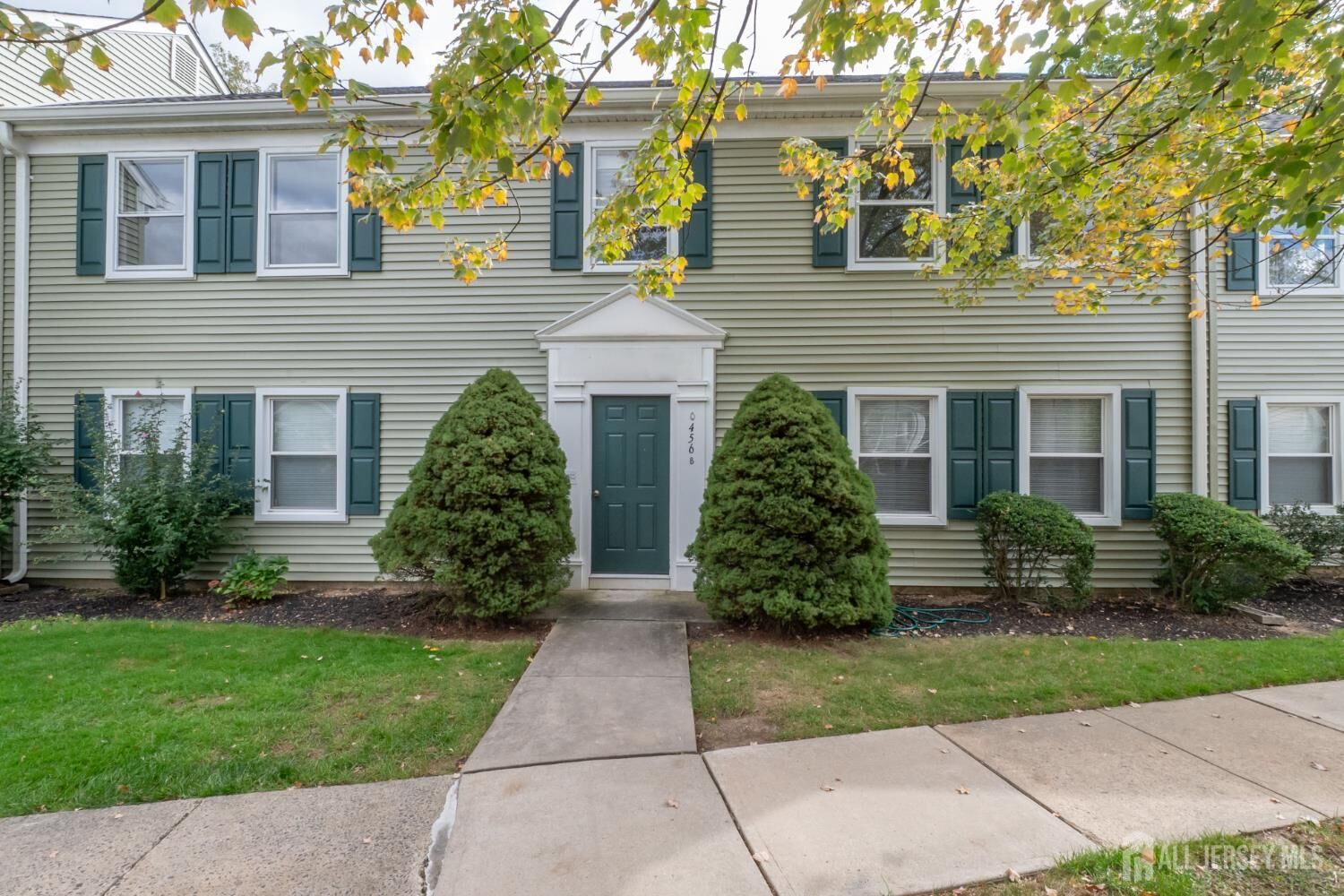 Property Photo:  456 Roxbury Lane O  NJ 08831 
