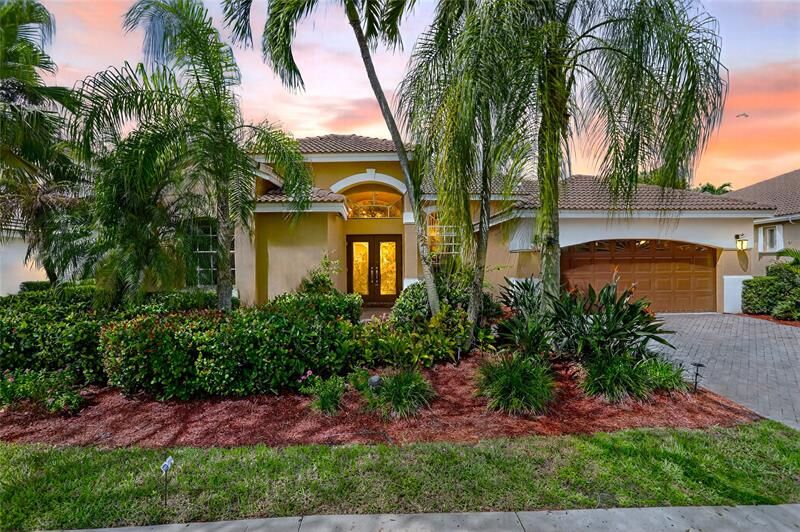 Property Photo: 2807 Oakbrook Ln FL 33332
