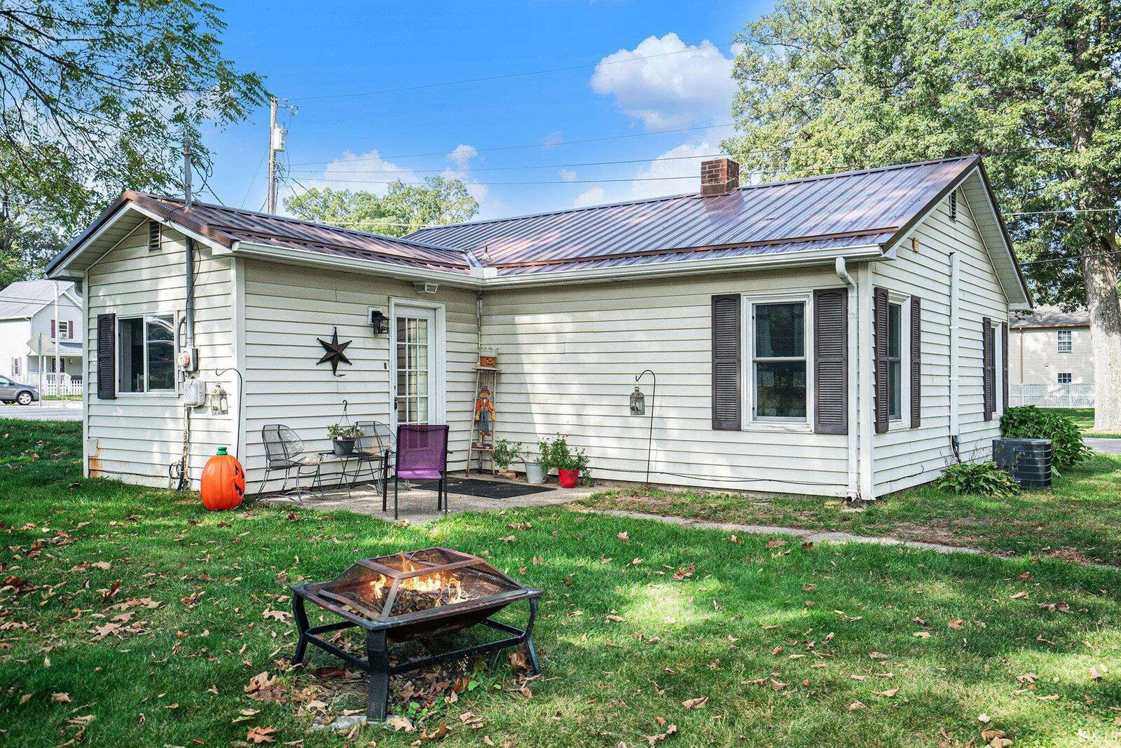 Property Photo:  2502 Oriole Lane  IN 46580 