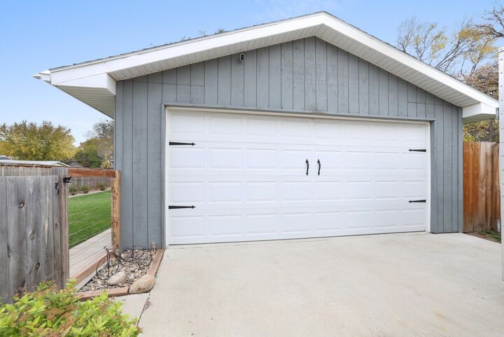 Property Photo: 826 1st Ave NW ND 58703