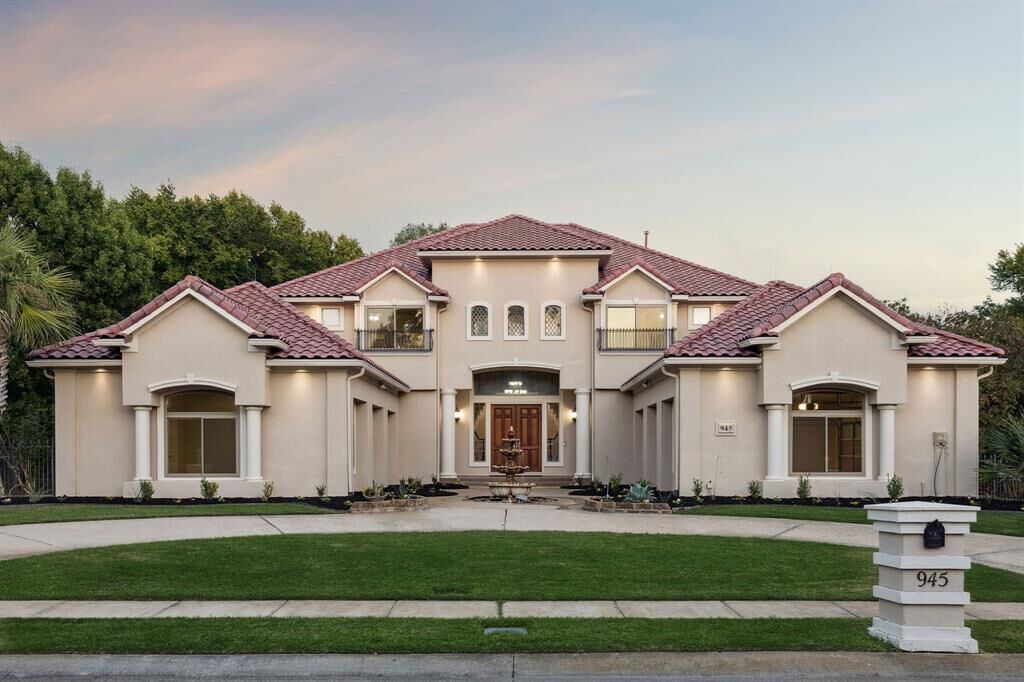 Property Photo: 945 Deer Hollow Boulevard TX 76092