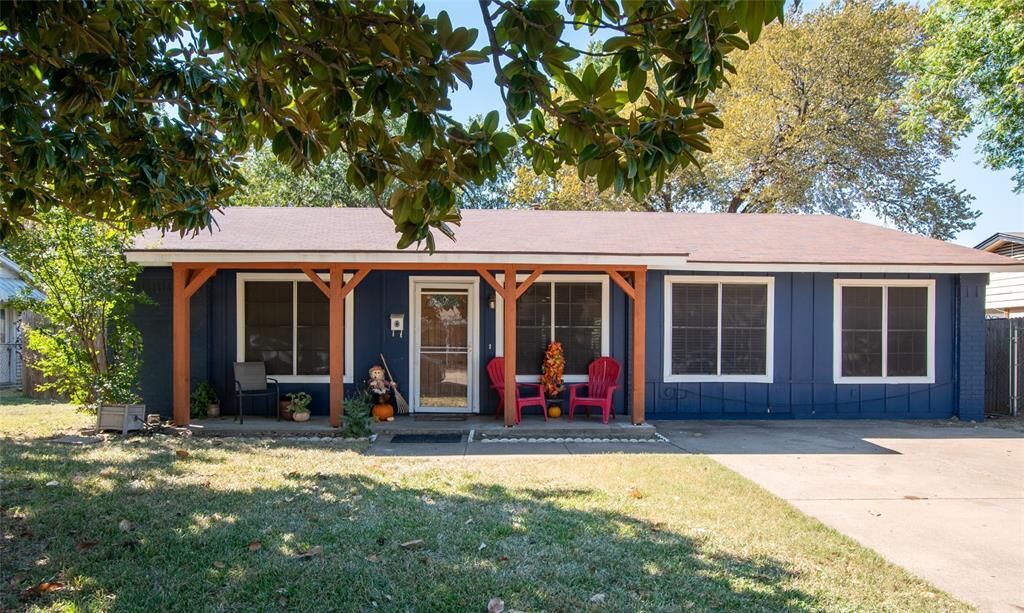 Property Photo:  704 Clover Park Drive  TX 76013 