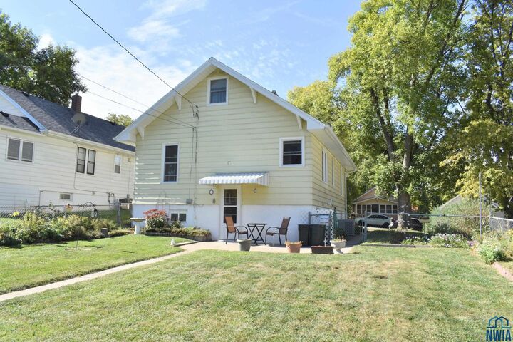 Property Photo: 1004 S Helen St IA 51106