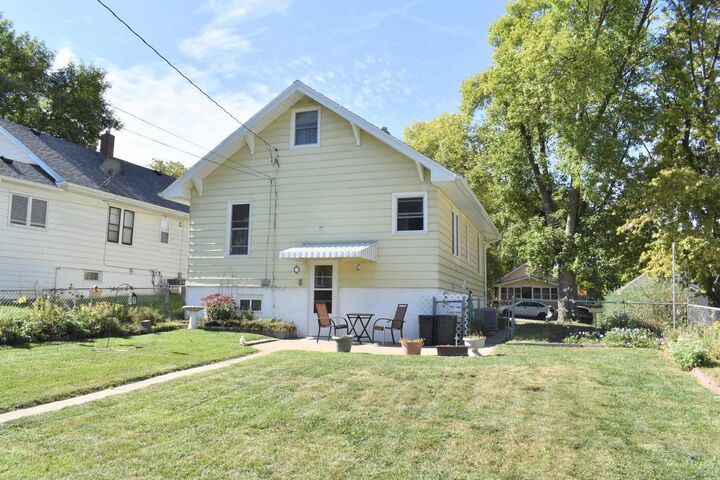 Property Photo: 1004 S Helen St IA 51106