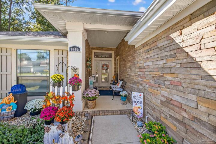 Property Photo: 6065 Dunridge Dr FL 32571
