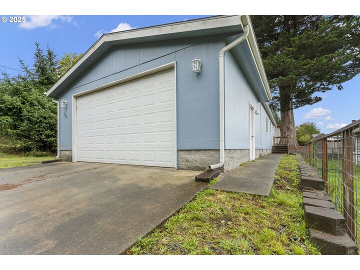 Property Photo:  104 B St  OR 97420