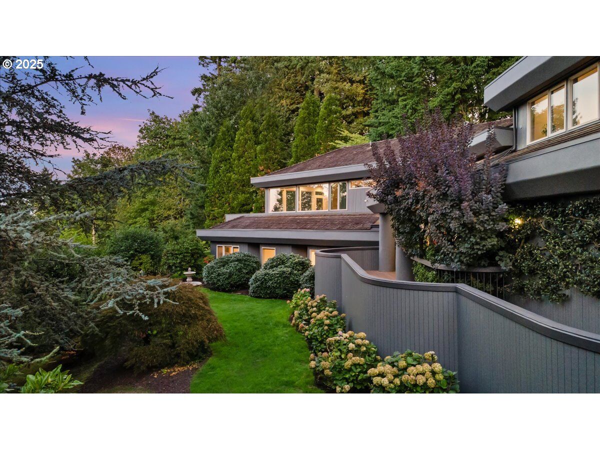 Property Photo:  2412 SW 15th Ave  OR 97201