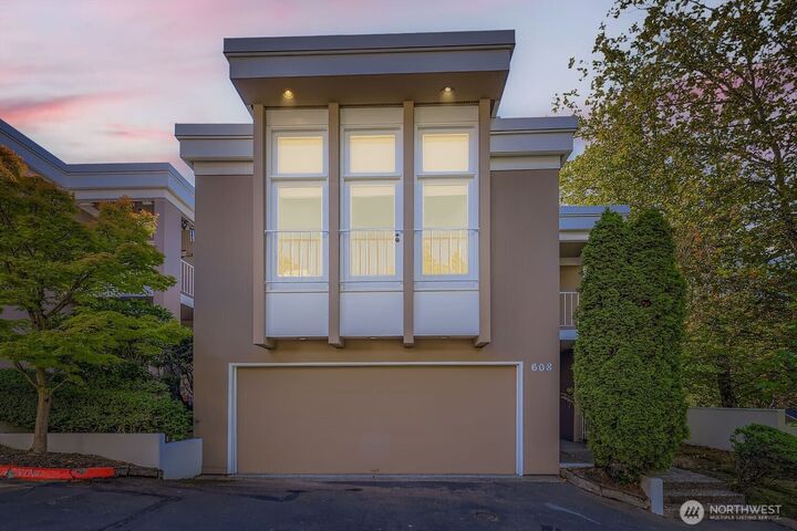 Property Photo: 608 Bellevue Way SE F1 WA 98004