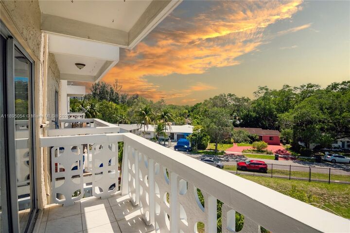 Property Photo: 1801 NE 140th St 306 FL 33181