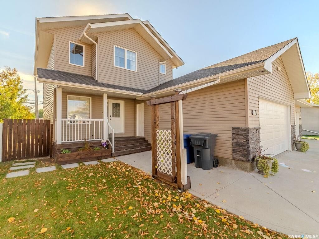 Photo de la propriété:  214 1st Street S  SK S0K 2T0