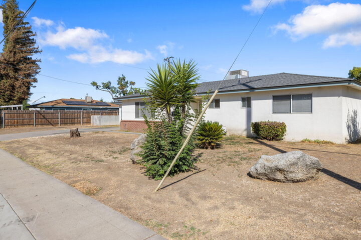 Property Photo:  3124 W Tulare Avenue SW  CA 93277