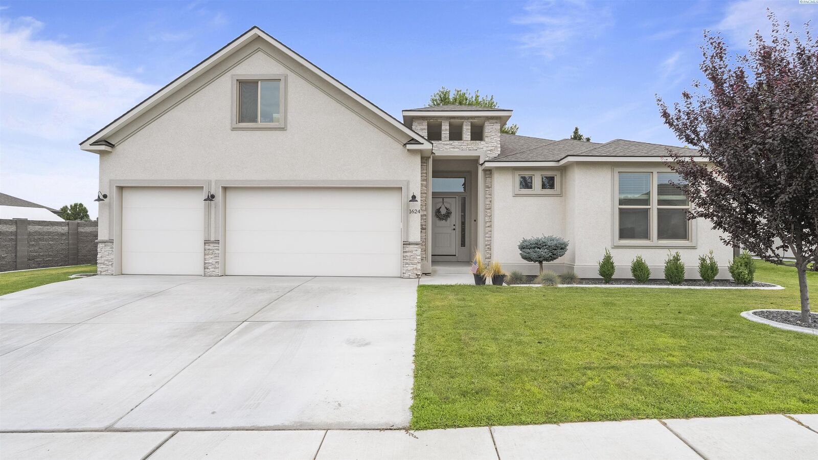 Property Photo:  1624 Palermo Ave  WA 99352 