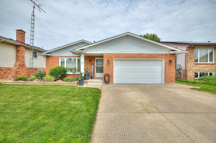 Property Photo:  7 Huntington Lane  ON L2S 3J5 