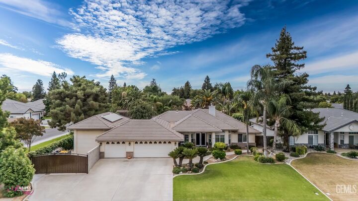 Property Photo: 6105 Valley Crest Drive CA 93308
