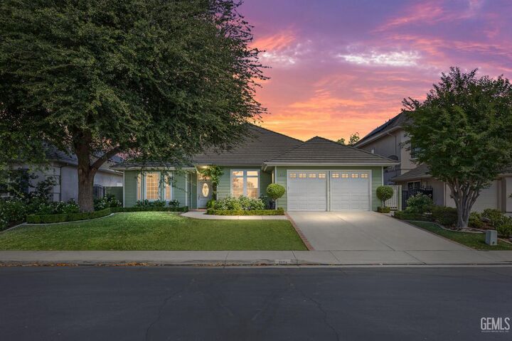 Property Photo: 1904 Wedgemont Place CA 93311