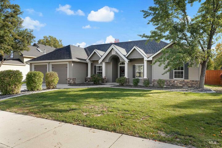Property Photo:  304 N Baldy Pl  ID 83669-5604 