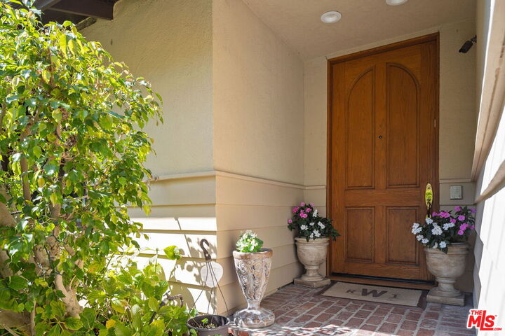 Property Photo: 9415 Cherokee Ln CA 90210