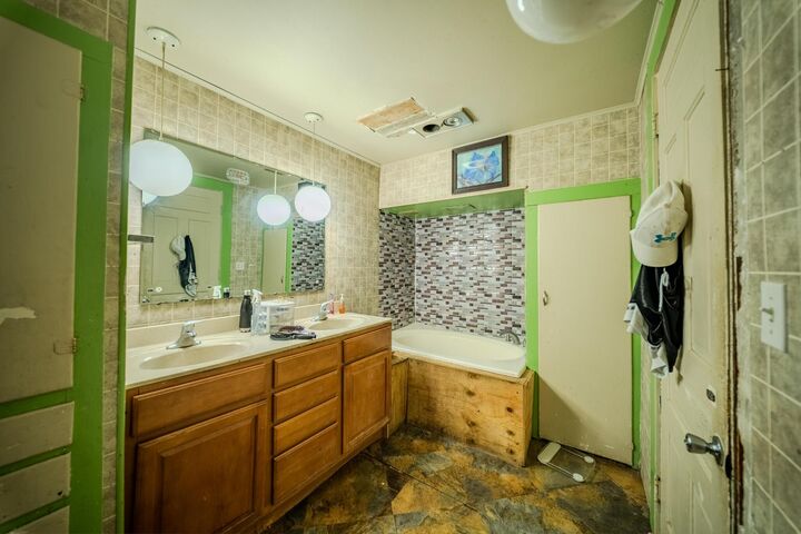 Property Photo:  303 N Franklin Street  OH 43344