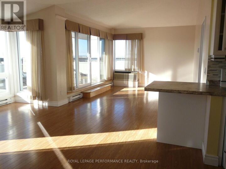 Property Photo:  158C McArthur Avenue  ON K1L 8E7 