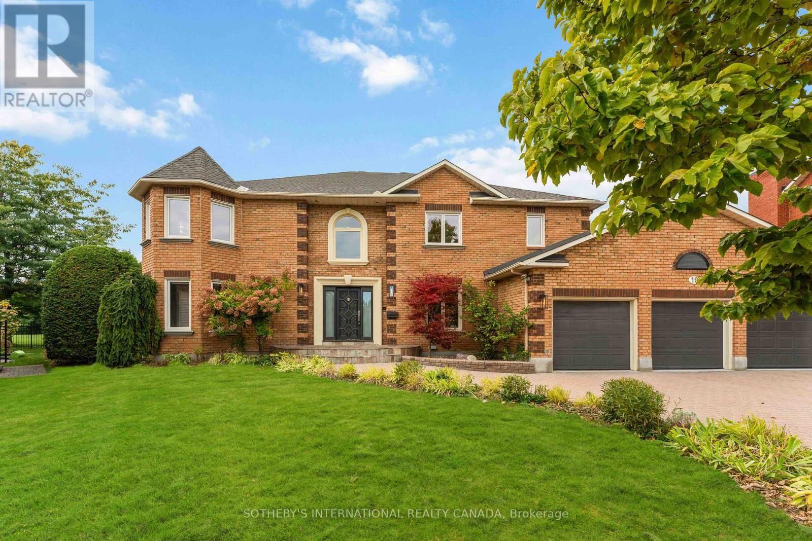 Property Photo:  19 Campfield Court  ON K2E 7X8 