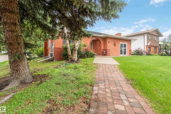Property Photo: 43 Georgian Way AB T8A 2V3