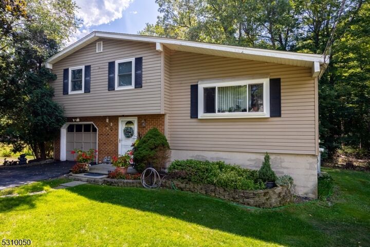 Property Photo:  3 Quail Ct  NJ 07422