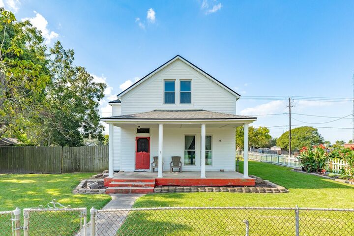 Property Photo: 919 N Avenue A TX 77541