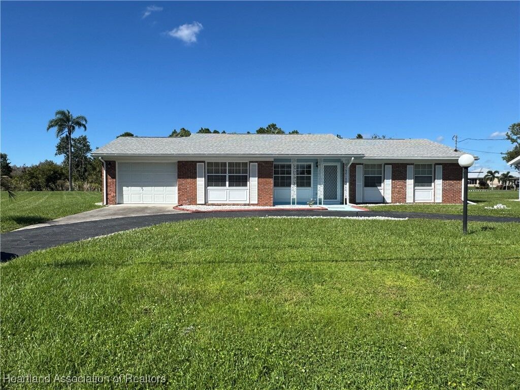 Property Photo: 956 Peachtree Drive FL 33852