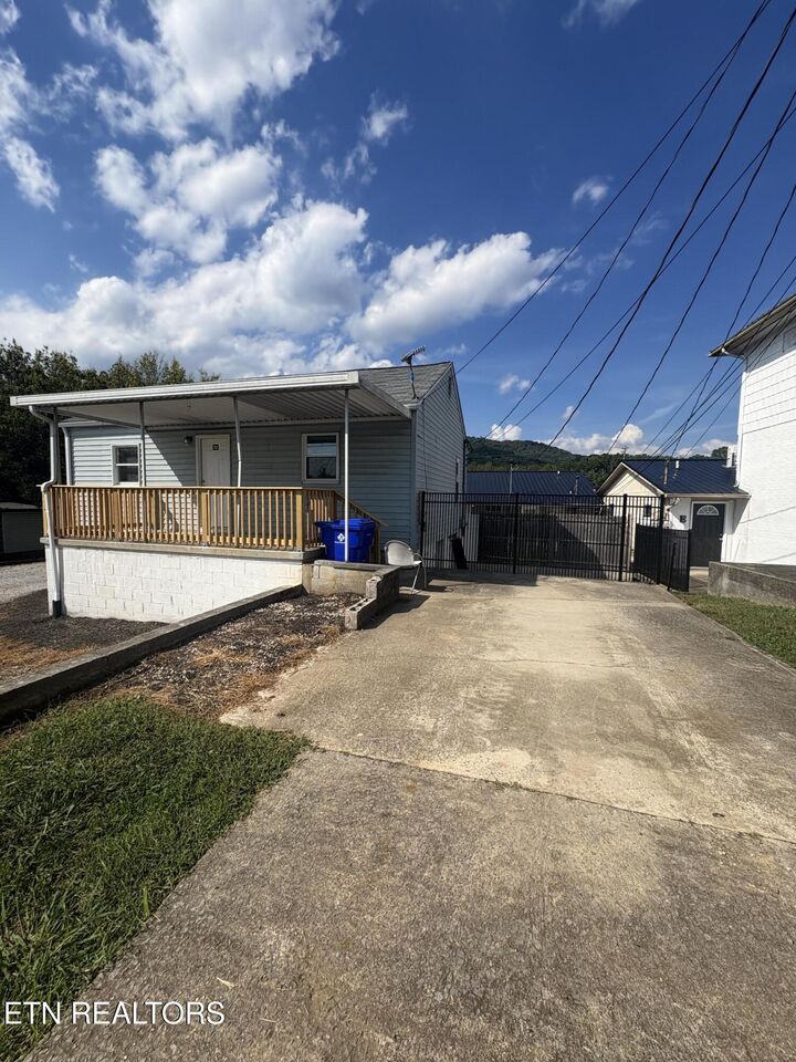 702 Carlock Ave  Harriman TN 37748 photo