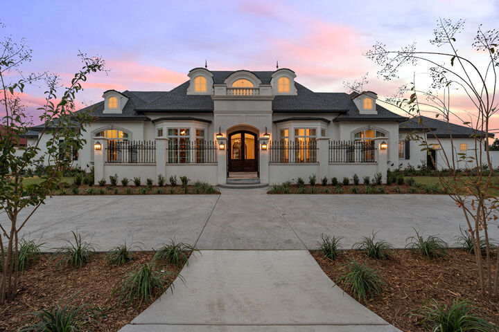 Property Photo: 1902 Aberdeen Avenue TX 79407