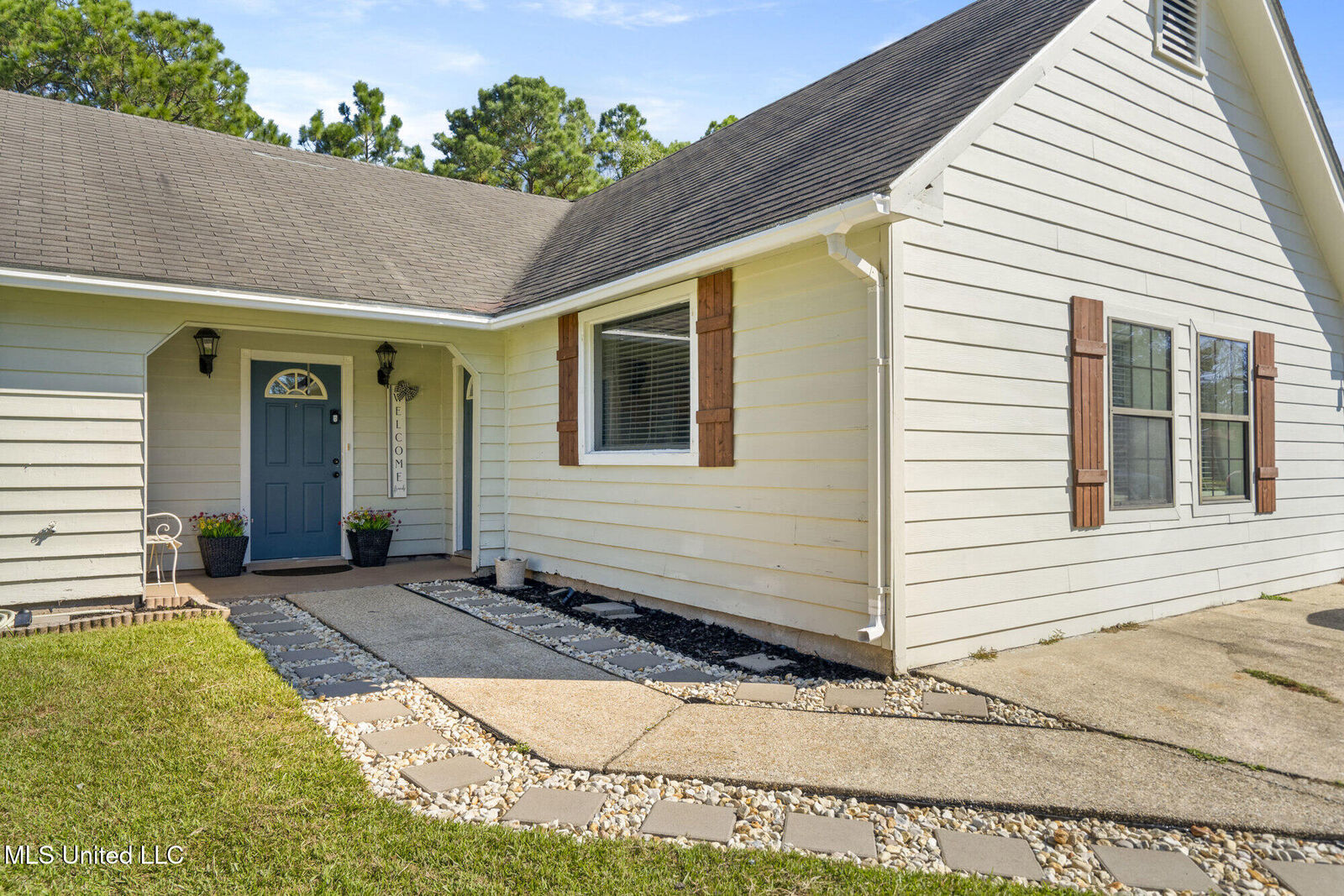 Property Photo:  2300 Lewis Gate Drive  MS 39553 