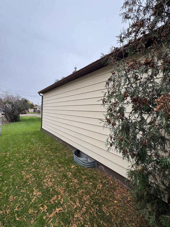 Property Photo:  620 NW 19th St  ND 58703-1836