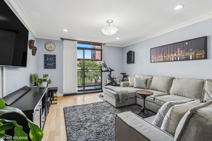 Property Photo:  3900 N Pine Grove Avenue 409  IL 60613