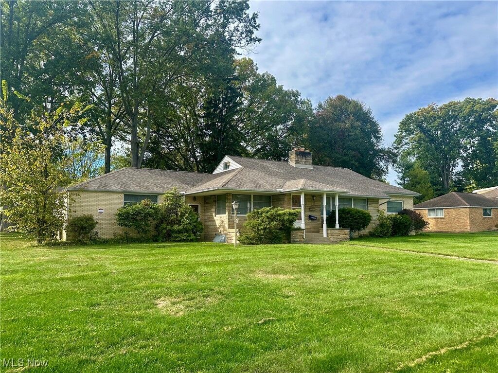 Property Photo:  703 Melwood Drive NE  OH 44483 