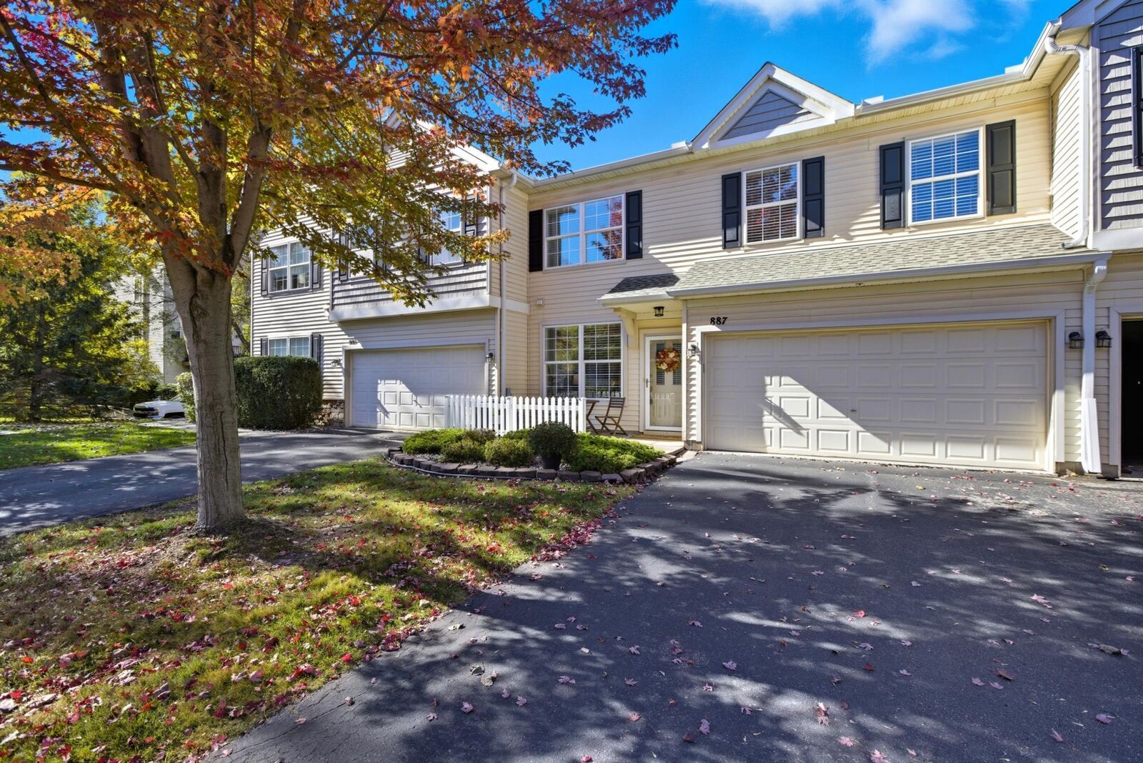 Property Photo: 887 Braunworth Court MN 55318