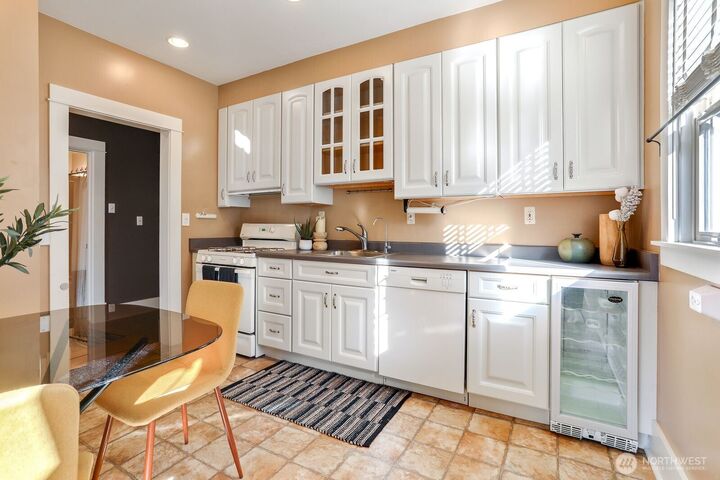 Property Photo:  2021  4th Avenue N 6  WA 98109 