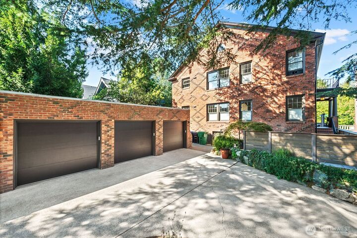 Property Photo: 4915 Linden Avenue N WA 98103