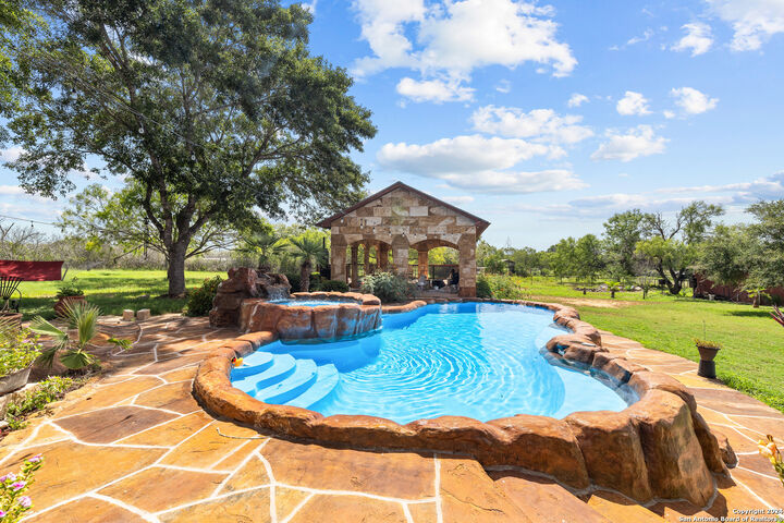 Property Photo: 424 Homecrest Dr TX 78121