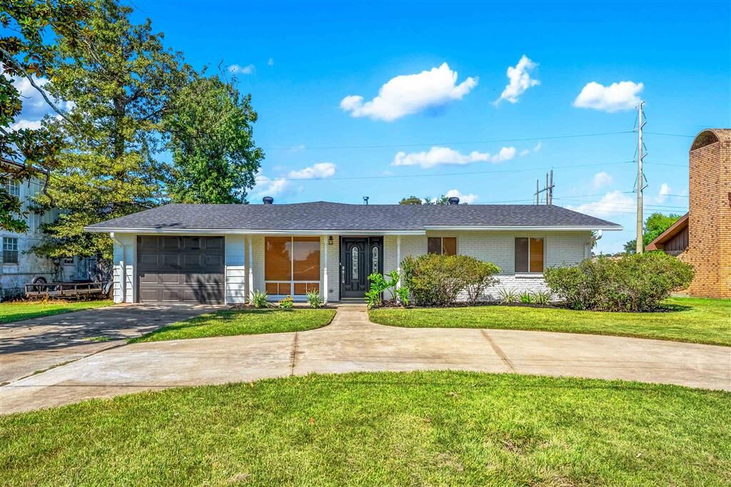 Property Photo:  201 W Lee Street W  LA 70663 