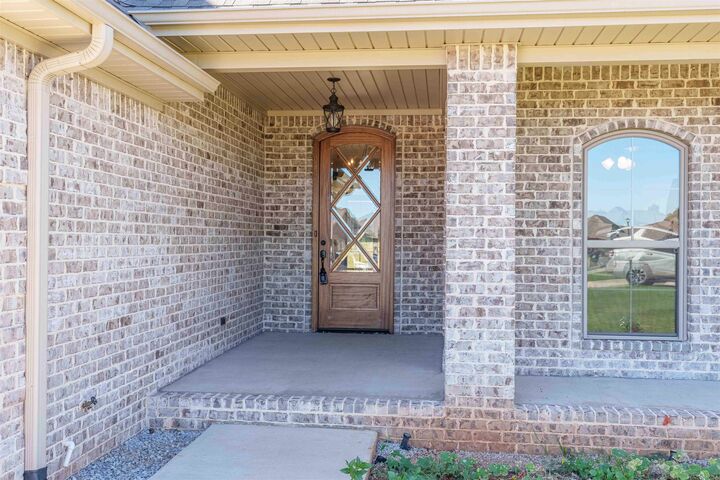 Property Photo:  118 Scarlette Ln  AL 35661 - MUSCLE S 