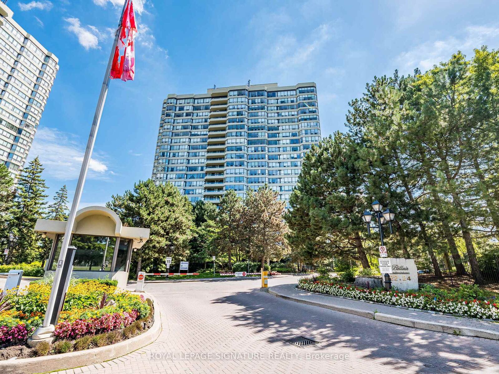Property Photo:  24 Hanover Road 2204  ON L6S 5K8 