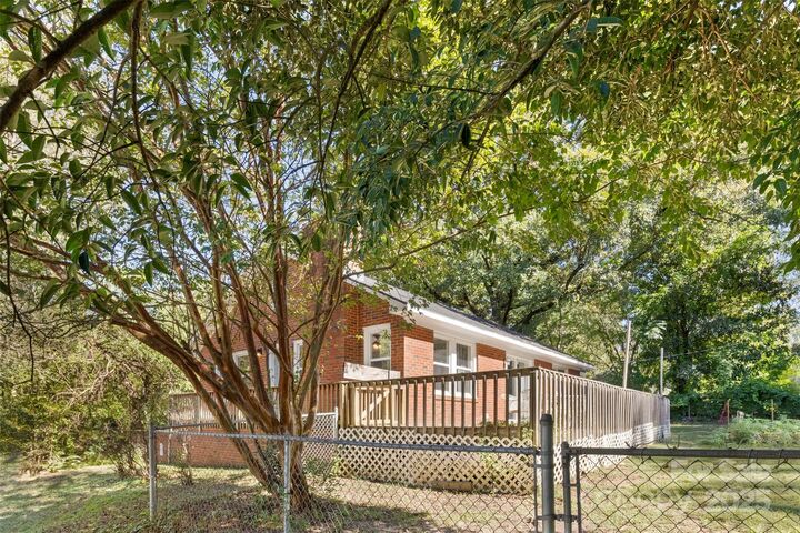 Property Photo: 615 W Park Drive NC 28112