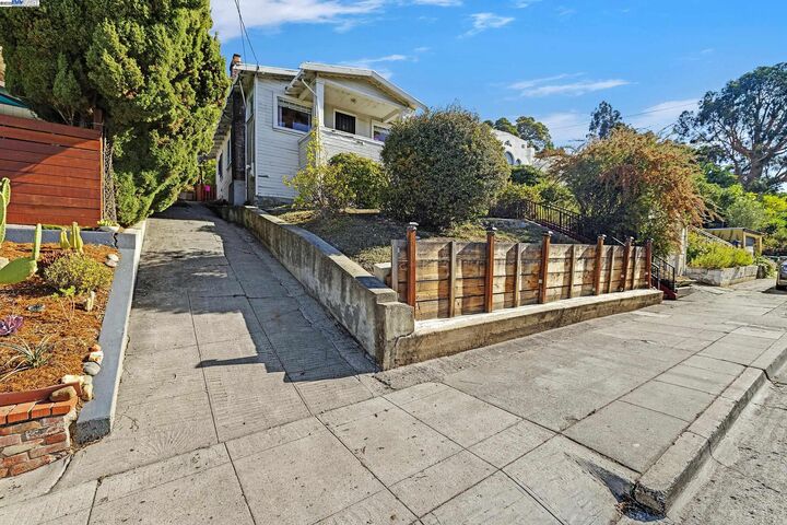 Property Photo: 6432 Outlook Ave CA 94605