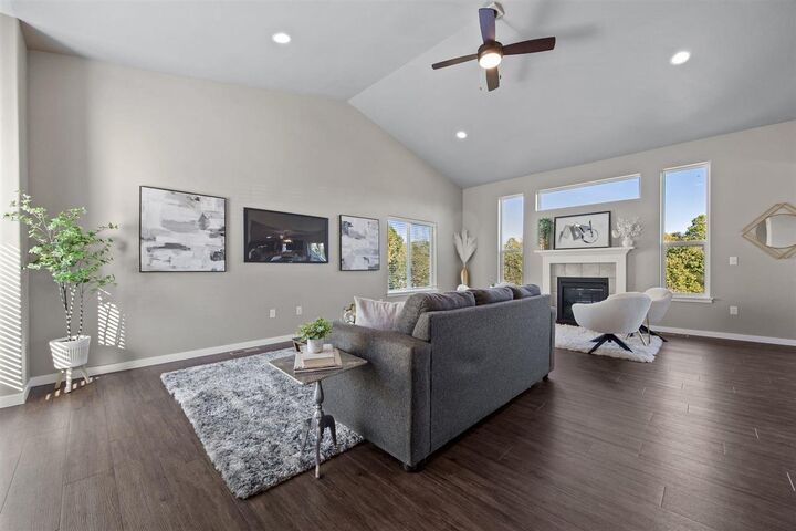 Property Photo: 856 N 1st Ave IA 52245